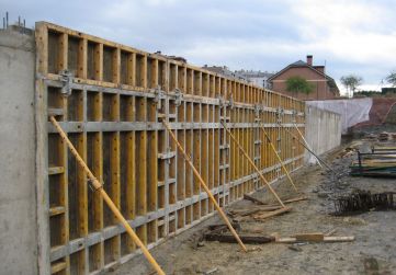 Encofrado de muro limite con edificio calle Riga